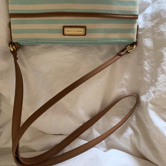 Tommy Hilfiger Striped Canvas Purse !! 🦋 - Picture 4 of 5
